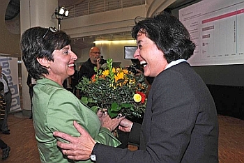 Staatsschreiberin Barbara Schüpbach gratulierte Anita Fetz zur glanzvollen Bestätigung als Ständerätin (Bild: Juri Weiss, www.bs.ch/Bilder).